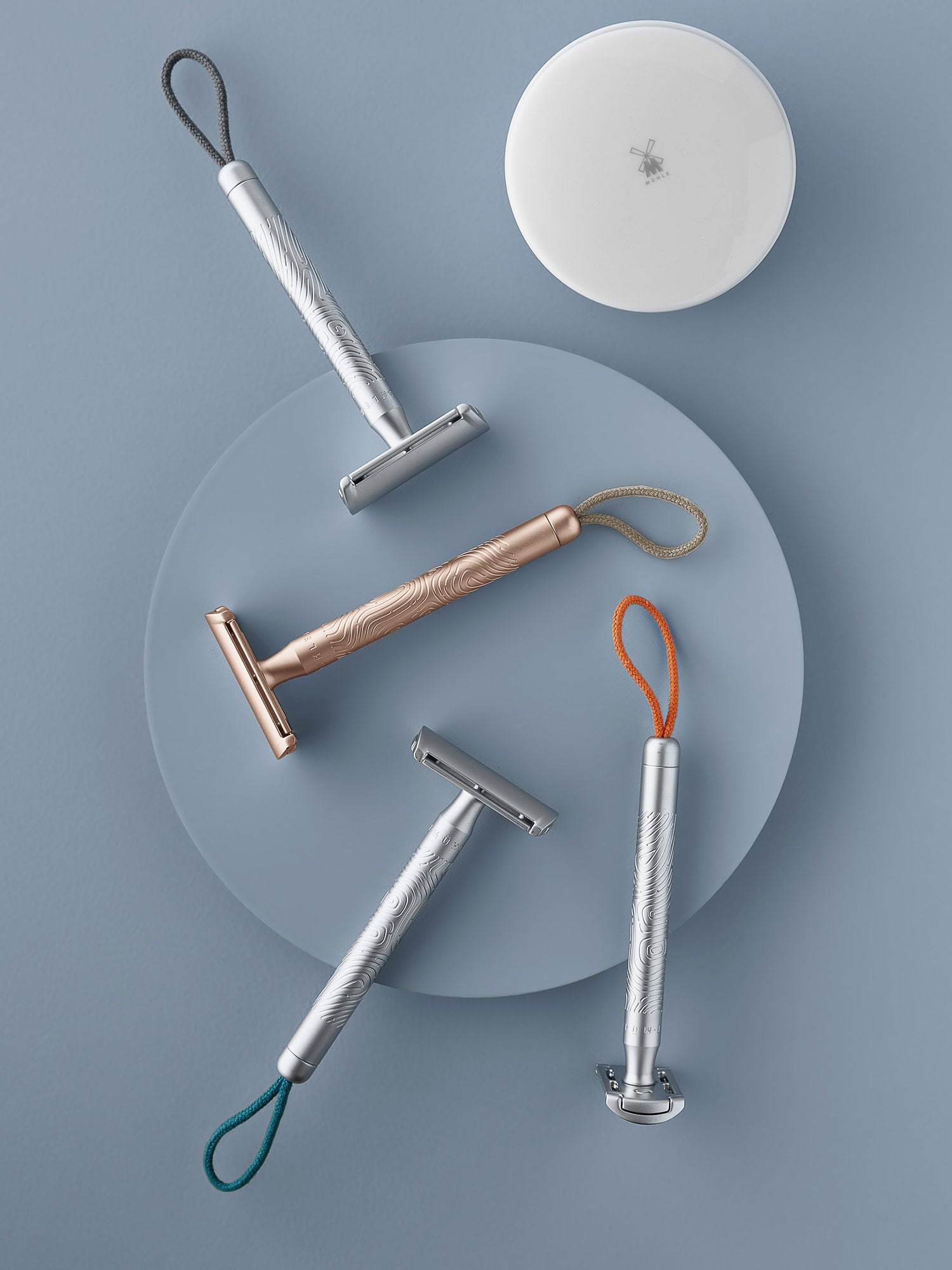 Auswahl an Companion Rasierhobeln auf blauem Hintergrund